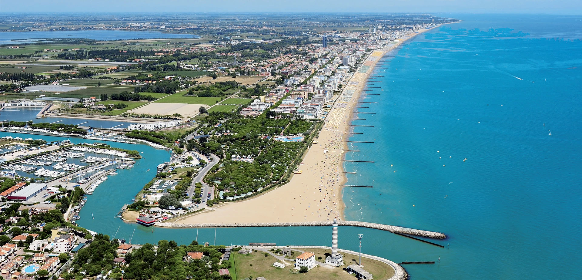 Litorale di Jesolo vista aerea al mattino