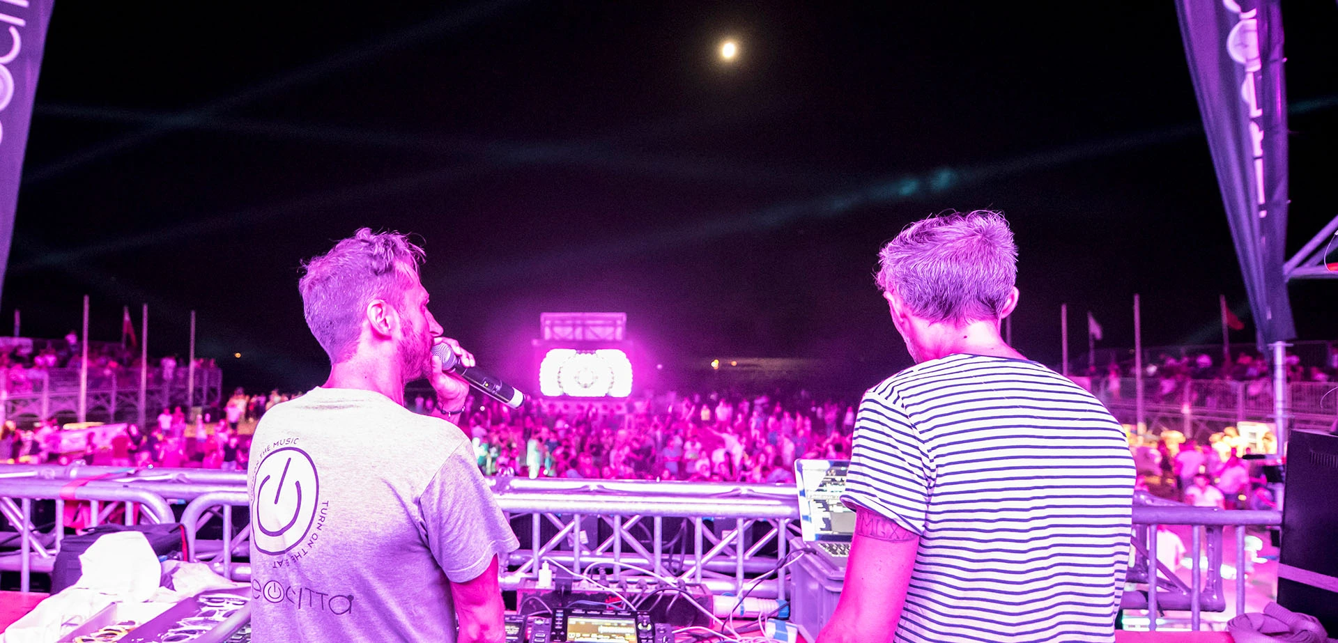 Vocalist e Deejay di spalle in una festa di notte a Jesolo