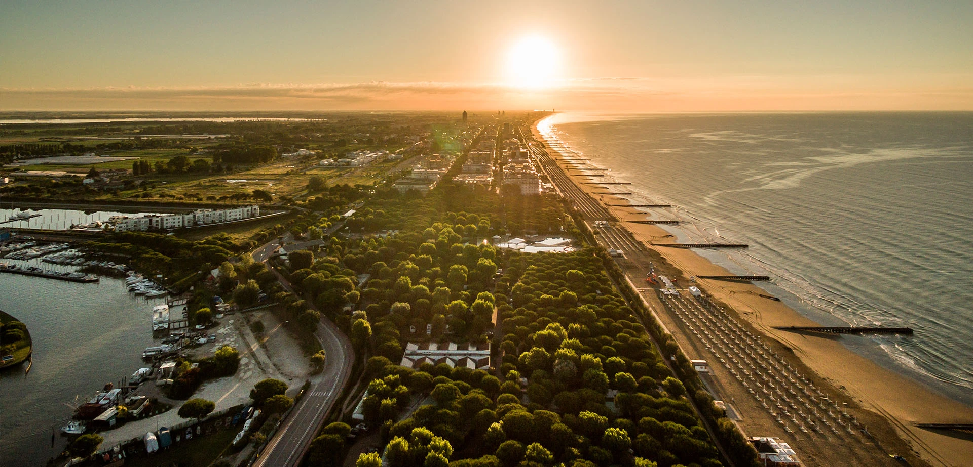 Litorale di Jesolo vista aerea al tramonto